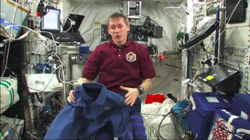 Bagaimana dengan pakaian kotor? Di ISS tidak ada mesin cuci, begitu air yang sangat terbatas. Jadi, mereka memanfaatkan pakaian yang tersedia semaksimal mungkin. Untuk pakaian digunakan satu bulan sekali, kaos kaki satu minggu sekali. (Foto: Stasiun Luar Angkasa Internasional)