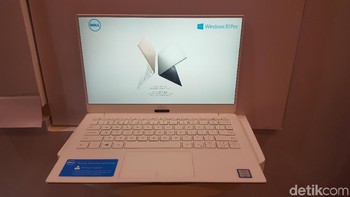 Alphine White jadi salah satu varian warna laptop dengan layar InfinityEdge 4K Ultra HD ini. Foto: Muhamad Imron Rosyadi/detikINET