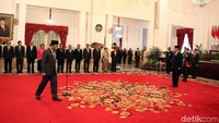 Jokowi memimpin jalannya sumpah jabatan.