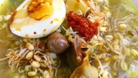 Racikan soto berkuah hangat ini cocok jadi menu sahur. Dipadu dengan tauge, suwiran ayam kampung dan telur rebus. Jangan lupa beri sambal ya. Foto: Instagram @riarosalina20