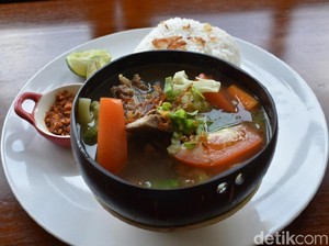 Buka Puasa dengan Sop Iga Tempurung Kelapa yang Unik