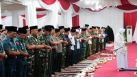 Panglima TNI juga salat tarawih di Mapolrestabes Surabaya. Istimewa/Puspen TNI.