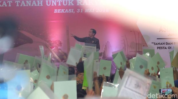 Jokowi Bagikan 3.026 Sertifikat Tanah untuk Warga Jaktim dan Bekasi