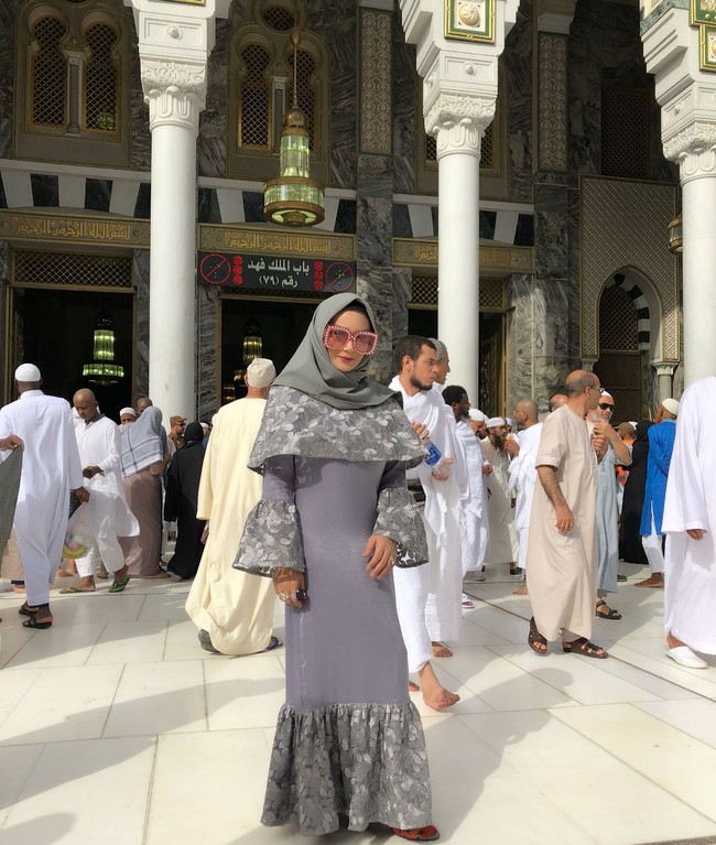 Krisdayanti terlihat memakai salah satu koleksi busana yang dirilisnya bersama brand Viena. Gaun dengan detail lace yang termasuk dari koleksi Lebaran ini harganya sekitar Rp 3,5 juta. Foto: Instagram/Krisdayanti