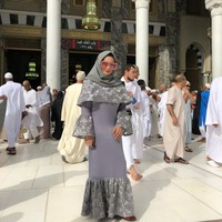 Krisdayanti terlihat memakai salah satu koleksi busana yang dirilisnya bersama brand Viena. Gaun dengan detail lace yang termasuk dari koleksi Lebaran ini harganya sekitar Rp 3,5 juta. Foto: Instagram/Krisdayanti