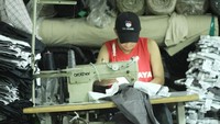 Tidak jarang para penjahit tersebut harus lembur untuk menyelesaikan pesanan.