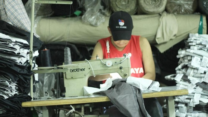 Bulan puasa sudah dilewati separuhnya dan jelang lebaran masyarakat mulai membeli dan membuat baju lebaran pilihan mereka. Para penjahit garmen kebanjiran order