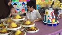  Rayakan ulang tahun Arsen, Risty dan Arkana kunjungi sekolah Arsen dengan membawa beberapa paket nasi tumpeng mini untuk dibagikan ke teman-teman Arsen. Foto: Instagram @ristytagor