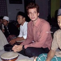 Potret Charlie Puth kalau aktif di pengajian komplek. Tetap ganteng maksimal! Foto: Instagram/@indra.hakim