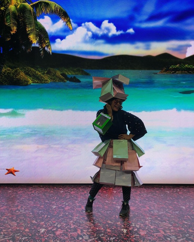 Punya banyak tas kertas seperti ini di rumah? Coba dijadikan prakarya ala Okky berikut. Foto: Dok. Instagram/Okky Lukman