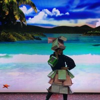 Punya banyak tas kertas seperti ini di rumah? Coba dijadikan prakarya ala Okky berikut. Foto: Dok. Instagram/Okky Lukman