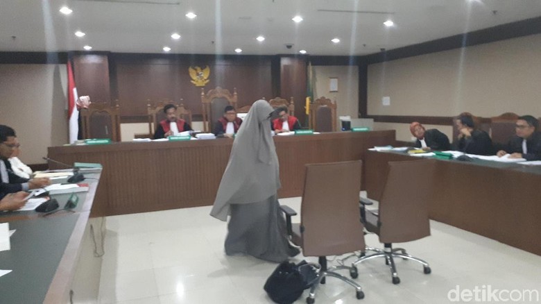 Pastikan Bukan Orang Lain, Jaksa KPK Minta Yulianis Buka Cadar Pastikan Bukan Orang Lain, Jaksa KPK Minta Yulianis Buka Cadar