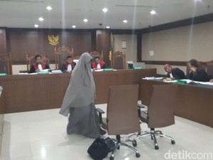 Pastikan Bukan Orang Lain, Jaksa KPK Minta Yulianis Buka Cadar