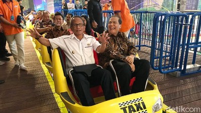 Momen Seru CT Jajal Wahana Roller Coaster di Transmart Yasmin Bogor