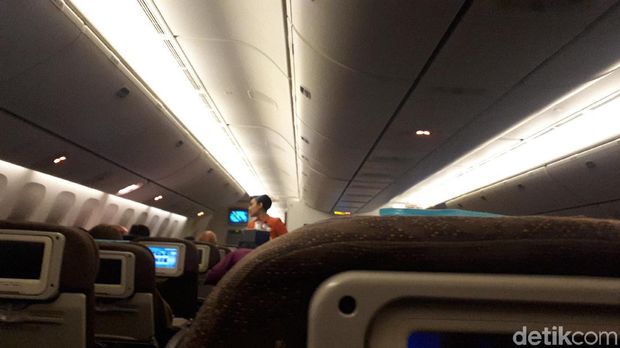 Pramugari Garuda membagikan sahur (Afif/detikTravel)