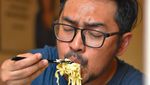 Begini Gaya Prabu Revolusi Saat Ngopi dan Makan Steak Buatannya