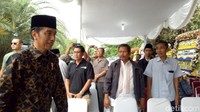 Jokowi sempat menyalami keluarga dan kerabat Dawam Rahardjo yang berduka. Usai bersalaman, Jokowi langsung masuk ke dalam rumah duka.