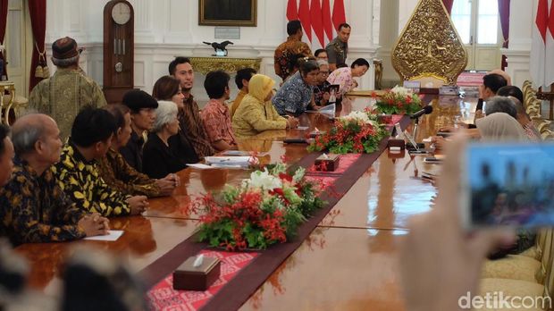 Peserta Aksi Kamisan Tunjukkan Foto Korban HAM ke Jokowi