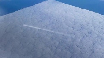 Dilihat dari pesawat terbang, awan ini menjadi bentuk persegi. (Foto: Brightside)