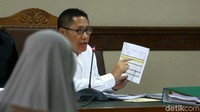 Anas sempat mencecar Yulianis dengan pertanyaan mengenai perusahaan milik Nazaruddin, Permai Group.