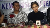 Sesekali baik Nikita Mirzani dan Dipo Latief terlihat serius saat jumpa pers di Komnas Perlindungan Anak. Foto: Nikita Mirzani dan Dipo Latief (Desi Puspasari/detikHOT)