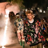 Selain tema religi, Alessandro juga menarik inspirasi dari hotel legendaris Chateau Marmont di Hollywood. Logo-logo hotel ikonis itu menghiasi pilihan sweater dan tas. (Foto: AFP PHOTO / BERTRAND LANGLOIS)