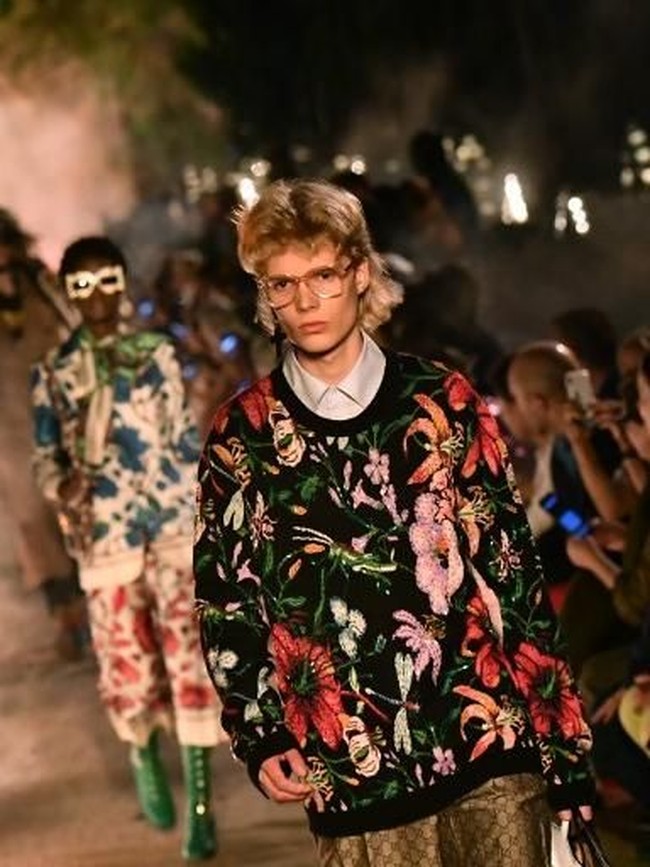 Selain tema religi, Alessandro juga menarik inspirasi dari hotel legendaris Chateau Marmont di Hollywood. Logo-logo hotel ikonis itu menghiasi pilihan sweater dan tas. (Foto: AFP PHOTO / BERTRAND LANGLOIS)