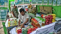 Barang dagangan yang dijual berupa sembako.