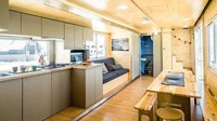 Foto: Desain hotel berjalan ini sungguh keren. Konsepnya modern dan minimalis. (Truck Surf Hotel)