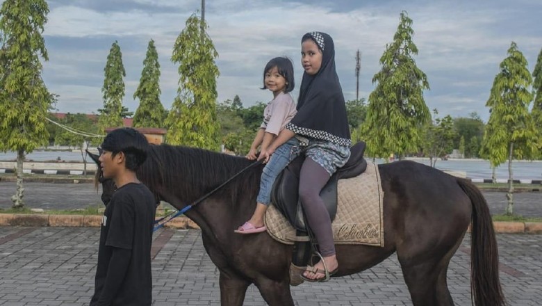 Foto: Berkuda di Kawasan Masjid An Nur (Chaidir Anwar Tanjung/detikTravel) Foto: Berkuda di Kawasan Masjid An Nur (Chaidir Anwar Tanjung/detikTravel)