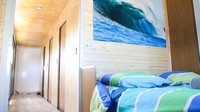 Foto: Sementara di lantai 2 bangunan, ada 1 kamar double bed dan 4 kamar lainnya berisi ranjang bunk bed. Total ada 5 kamar di lantai 2 hotel truk ini. (Truck Surf Hotel)