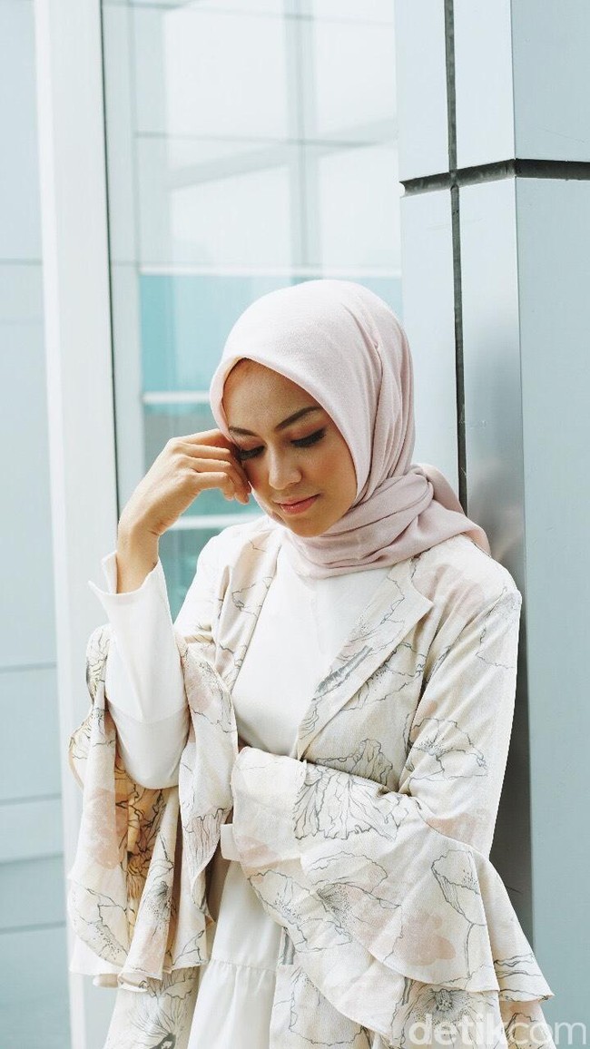 Finalis terakhir berasal dari audisi online. Wanita asa Ternate bernama Nurlela Noho ini menampilkan suara emas, meski terhubung secara online dengan para juri. Foto: Nico/detikcom, Wardrobe: KAMI