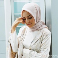 Finalis terakhir berasal dari audisi online. Wanita asa Ternate bernama Nurlela Noho ini menampilkan suara emas, meski terhubung secara online dengan para juri. Foto: Nico/detikcom, Wardrobe: KAMI