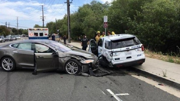 Kendaraan Otonom Tesla Hajar Mobil Polisi yang Diparkir