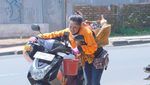 Tetap Kocak! Gaya Chika Waode Saat Makan Bareng Teman dan Anaknya