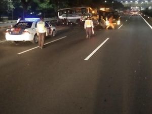 Diseruduk Truk Galon, Bus Kopaja Rusak Parah di Semanggi