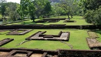 Foto: Di batu yang amat besar ini dikelilingi oleh kebun, kolam, dan struktur lainnya. Sigiriya memiliki tinggi hampir 200 meter (anothermiddle/Instagram)