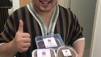 Kue apa ya yang dimakan oleh Nassar? Kayaknya enak nih! Foto: Instagram @kingnassar88