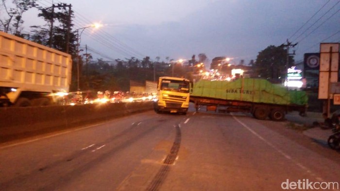 Tak Kuat Nanjak, Truk Tutup Jalan di Bergas Arah Semarang