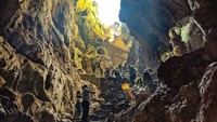 Foto: Lalu perjalanan traveler akan berakhir pada sebuah tangga curam yang mengarah ke atas. Di ujung tangganya tampak cahaya yang berasal dari bagian atas gua, memberi kesan dramatis sekaligus pengampunan bagi manusia. (imaglobalwanderer/Instagram)