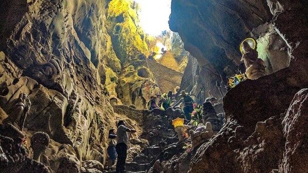 Foto: Lalu perjalanan traveler akan berakhir pada sebuah tangga curam yang mengarah ke atas. Di ujung tangganya tampak cahaya yang berasal dari bagian atas gua, memberi kesan dramatis sekaligus pengampunan bagi manusia. (imaglobalwanderer/Instagram) Foto: Lalu perjalanan traveler akan berakhir pada sebuah tangga curam yang mengarah ke atas. Di ujung tangganya tampak cahaya yang berasal dari bagian atas gua, memberi kesan dramatis sekaligus pengampunan bagi manusia. (imaglobalwanderer/Instagram)