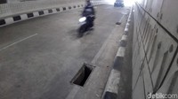 Pantauan detikcom di lokasi, Kamis (31/5/2018) ada 16 penutup gorong-gorong yang raib di jalur underpass dari arah Kuningan ke Mampang-Warung Buncit.