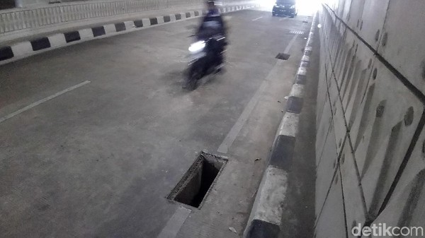 Penampakan Lubang Gorong-gorong Tanpa Tutup di Underpass Mampang