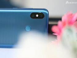 Lebih Dekat dengan Xiaomi Mi 8