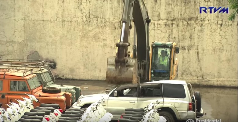 Mobil dan motor selundupan digilas di Filipina. Foto: Screenshot Youtube/RTVMalacanang Mobil dan motor selundupan digilas di Filipina. Foto: Screenshot Youtube/RTVMalacanang