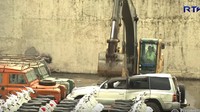 Menggunakan alat berat, sebanyak 122 kendaraan selundupan yang terdiri dari 116 sepeda motor dan enam mobil dilindas. Kendaraan itu termasuk 112 unit motor Vespa baru, motor BMW bekas, motor gede Harley-Davidson, dua unit motor Triumph, mobil Mitsubishi Pajero, dua unit Land Rover, dan Volvo. Foto: Screenshot Youtube/RTVMalacanang
