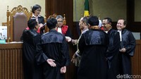 Fredrich berbincang dengan hakim usai sidang tuntutan.