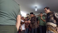 Sekretaris Kabinet Pramono Anung terlihat mendampingi Jokowi. Pramono terlihat mengenakan batik lengan panjang berwarna coklat.