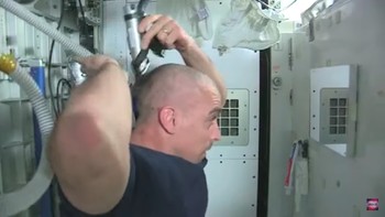 Rambut astronot sudah terasa panjang? bisa cukur. Alatnya khusus yang tersedia dengan selang sebagai penyedot rambut. (Foto: Stasiun Luar Angkasa Internasional)