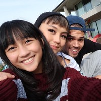 Chloe Xaviera berfoto bersama tante kesayangan, Auntie Nez, dan Chris Brown. Bakat menari, akting, dan bernyanyi diturunkan dari sang tante lho. Chloe juga mahir menabuh drum. Foto: (Instagram/@chloexaviera)